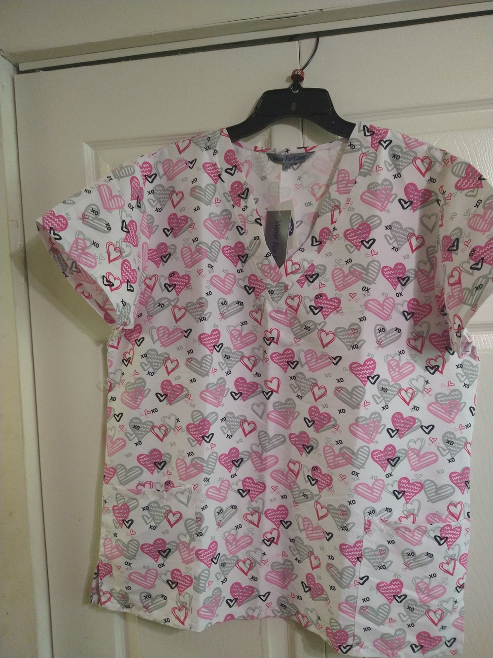 Women’s V-Neck Heart Print Scrub Top - Pink & Gray
